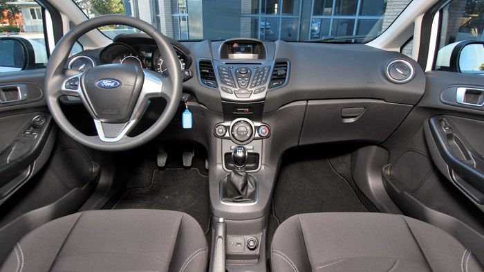 Ποιοτικό το εσωτερικό του Ford Fiesta χωρίς εργονομικά ατοπήματα.